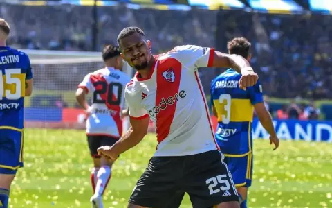 Con pol�mica, River Plate vence a Boca Juniors en la Bombonera