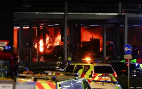 Un incendio paraliza el aeropuerto londinense de Luton