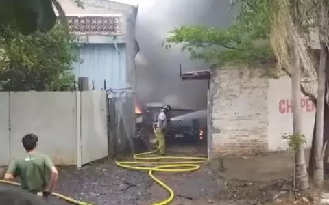 Incendio de gran magnitud en taller vehicular de Barrio Obrero