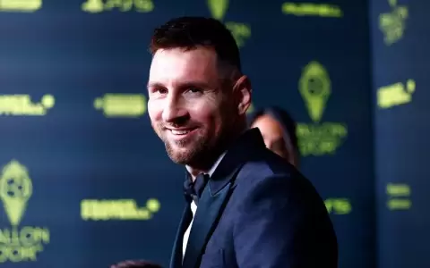 Messi gana su octavo Bal�n de Oro y se lo dedica a Maradona