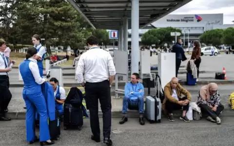 Evac�an seis aeropuertos franceses y el Palacio de Versalles por motivos de seguridad