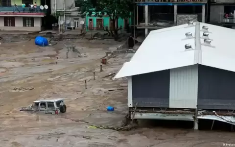 Suben a 40 los muertos por desbordamiento de lago en India