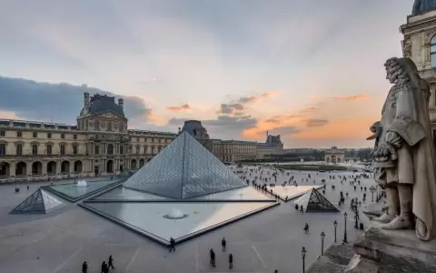 Francia desaloja a 15.000 turistas del Museo del Louvre por miedo a un atentado islamista