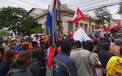D�a de la Resistencia Ind�gena: pueblos originarios marchan por tierras y autonom�a