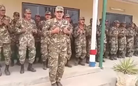Repudian c�ntico denigrante de jefe militar y este fue sancionado