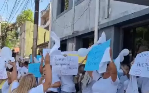 Familiares de reos de Tacumb� se manifiestan ante el Ministerio de Justicia pidiendo paz