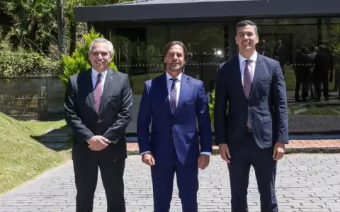 Fern�ndez, Lacalle Pou y Pe�a ya organizan el Mundial 2030