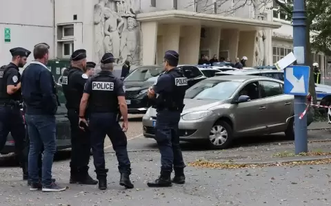 Francia: amenaza de bomba a escuela de profesor asesinado