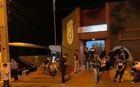 Racismo en partido de b�squet deja al pa�s en verg�enza