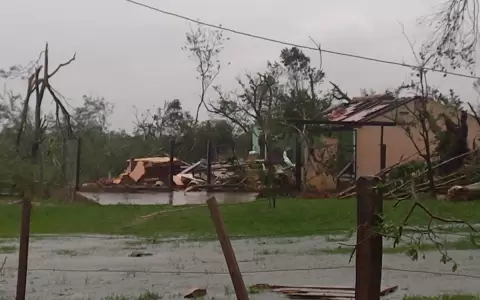 Tormentas dejan un fallecido y grandes destrozos