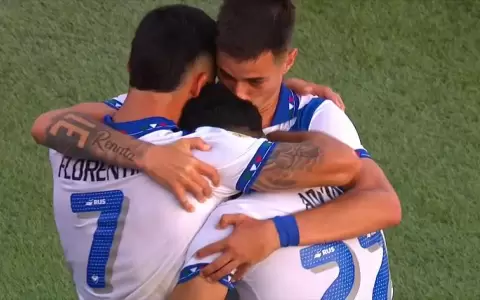 Asistencia de Gustavo Florent�n para el golazo de Claudio Aquino