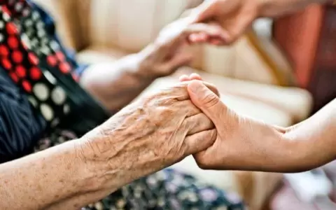 Visitar a tu abuela una vez al mes puede aumentar su esperanza de vida