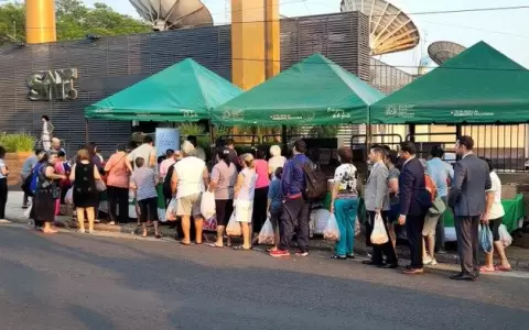 Largas filas en feria de tomates de los productores a ra�z de altos costos impuestos por intermediarios