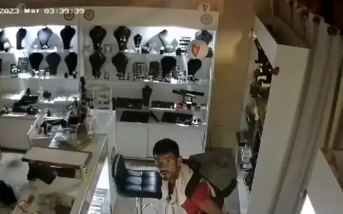 Hombre robaba una joyer�a alegando que regalaba a los pobres
