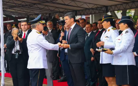 Presidente entreg� bast�n de mando al comandante de la Polic�a Nacional