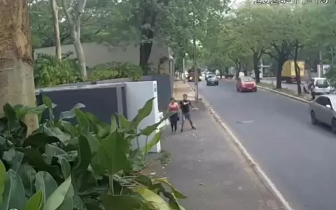 Mujer fue golpeada en la v�a p�blica y asistida por desconocidos