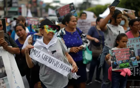 El Salvador acoge Miss Universo entre protestas por derechos humanos
