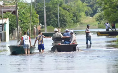 Asisten a afectados por inundaciones del r�o Paran�