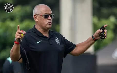 Renovado equipo de Olimpia en el Cl�sico Blanco y Negro