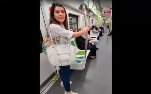 En un subte pidi� no votar a Milei �por la democracia�, video se hizo viral