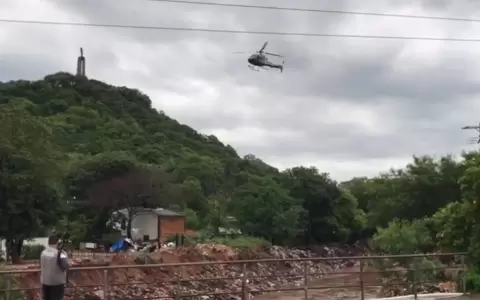 Iniciaron b�squeda a�rea de veh�culo de militares que fue arrastrado por el raudal en Lambar�