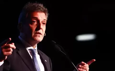 Argentina: Massa dice que las FF. AA. son defensoras de la democracia