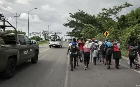Migrantes se cosen la boca para presionar a M�xico