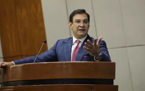 Ovelar disert� sobre infocracia: "Bots pueden cambiar campa�as electorales"