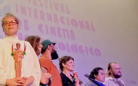 La cineasta M�nica Ismael recibe la estatuilla "Omama" en R�o de Janeiro