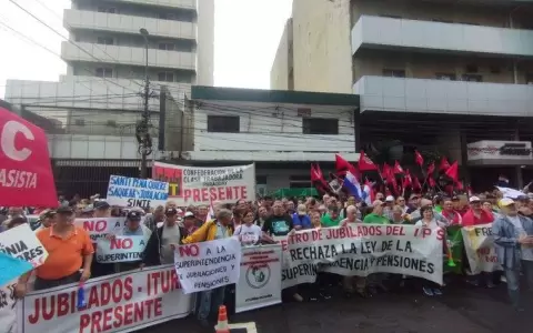 Jubilados protestan frente a la Caja del IPS contra pol�mico proyecto de ley