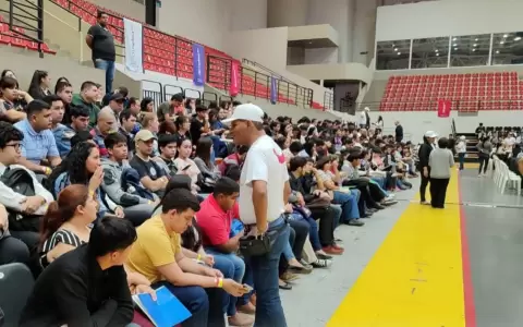 Masiva concurrencia de j�venes a feria de empleo en la SND