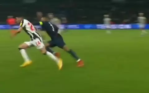 La jugada en la que Miguel Almir�n se impuso ante Kylian Mbapp�