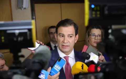 Presidente del Congreso rechaza intenci�n de sus colegas de limitar la sala de prensa del Senado