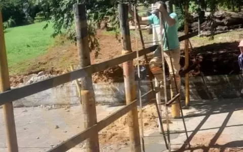 Lambar�: instalaron valla de seguridad en zona de arroyo con reciclado de sem�foros