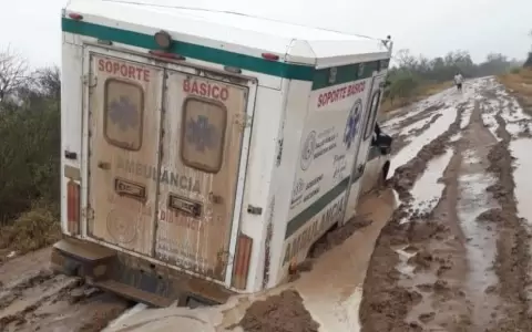 Chaco: ambulancia se atasca luego de trasladar a una embarazada