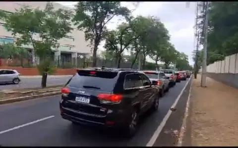 Desfile de veh�culos en Mburuvicha R�ga para felicitar al presidente