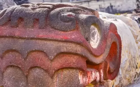 Terremoto revela gigantesca cabeza de serpiente en M�xico
