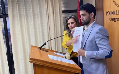 Caso Hern�n Rivas: legisladores piden a Contralor�a que audite al MEC por expedici�n de t�tulo