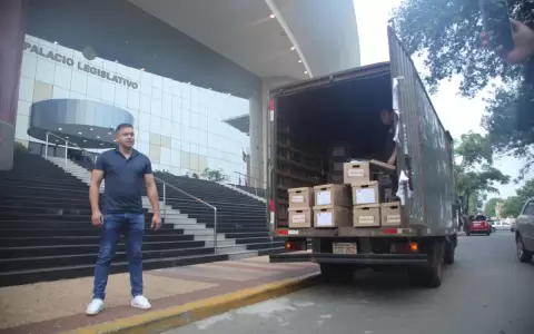 Prieto lleg� al Congreso con un cami�n lleno de informes que pidio �Bachi� a la municipalidad