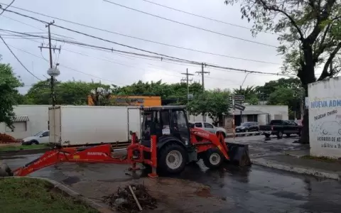 Municipalidad de Lambar� pone un tractor para parchar zona mortal