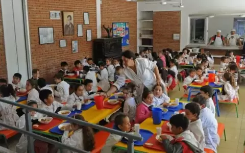 Uruguay prohibir� en sus escuelas alimentos etiquetados por excesos de sodio, az�car o grasas