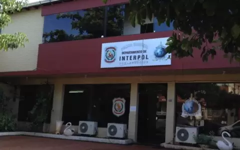 Allanan sede de Interpol y detienen a tres uniformados