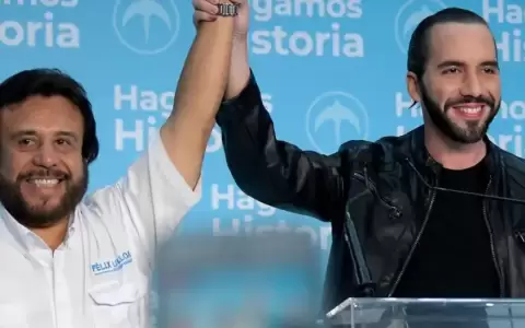 Nayib Bukele celebra su candidatura "legalmente inscrita"