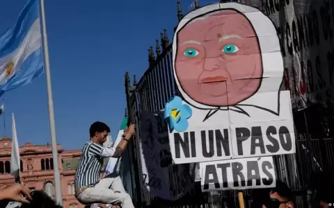 Madres de Plaza de Mayo marchan con apoyo de activistas