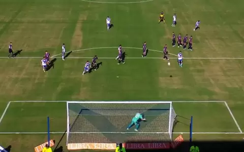 Impecable ejecuci�n: Claudio Aquino anot� un golazo de tiro libre