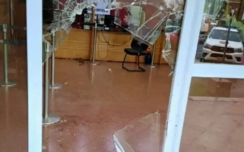 Violento asalto con golpes y toma de rehenes en sede de la ANDE en Santa Rita