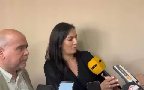 Inc�modo momento de la ministra de Obras con periodista de TV