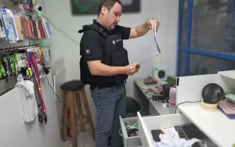 Operativo Blacklist: allanan galer�as del Mercado 4 por supuesta venta de celulares robados