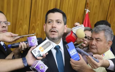 Latorre ignora carnaval de nepotismo y afirma que su gesti�n "ahorr� millones en contrataciones"