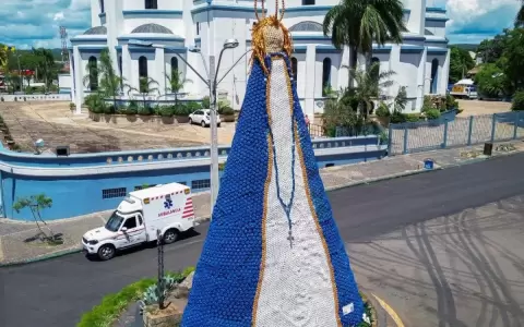 Montaron r�plica de la Virgen de Caacup� con botellas recicladas